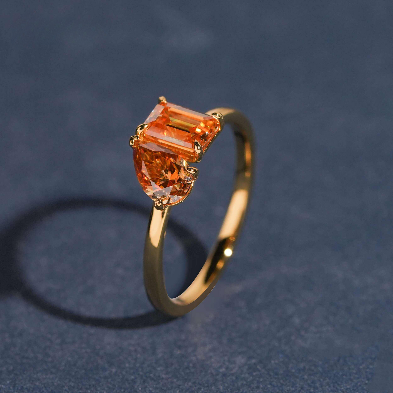 Anillo Toi et Moi con Diamantes de Laboratorio, Corte Pera, Esmeralda Naranja – Oro de 14k
