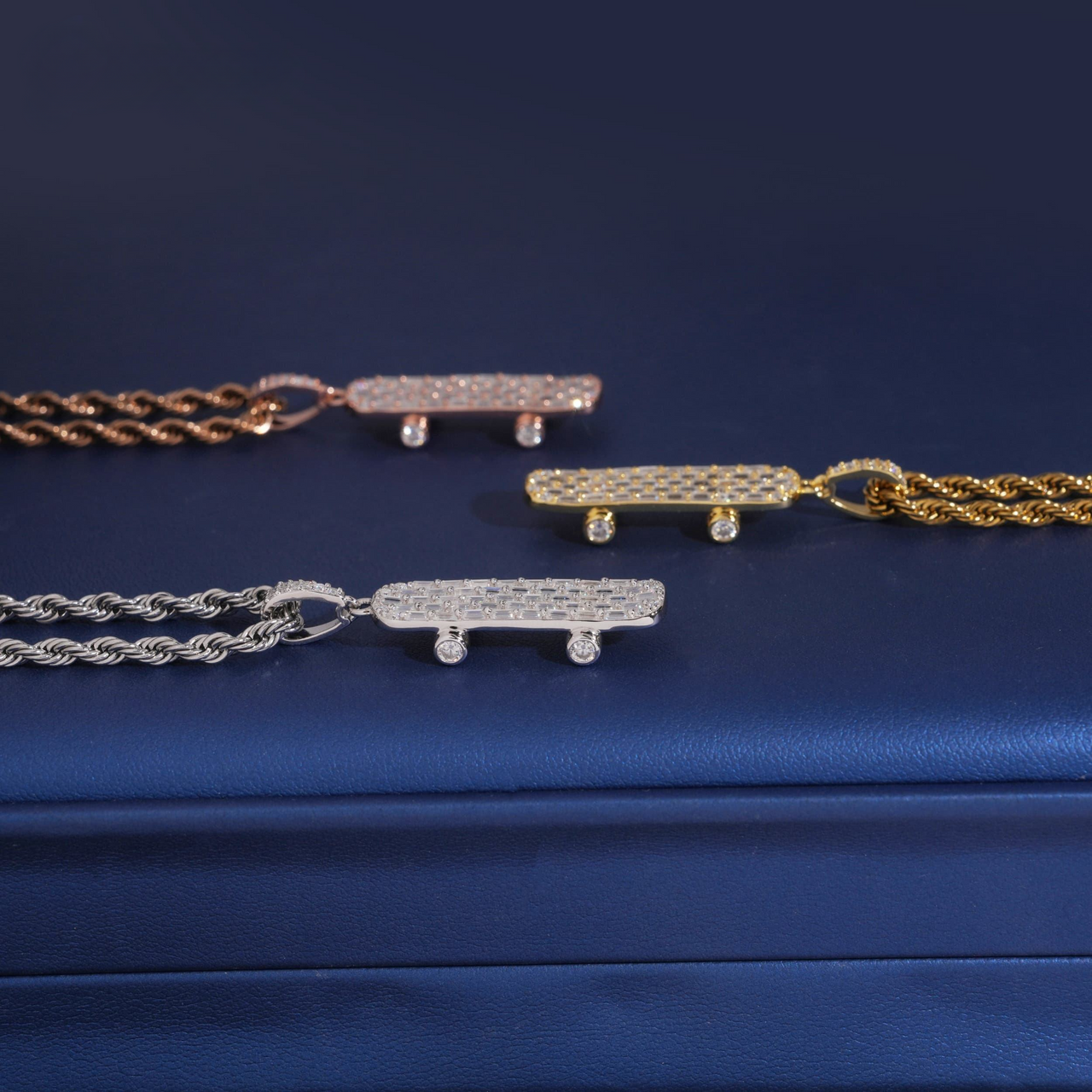 Colgante de patineta con diamante de laboratorio – Oro de 14k