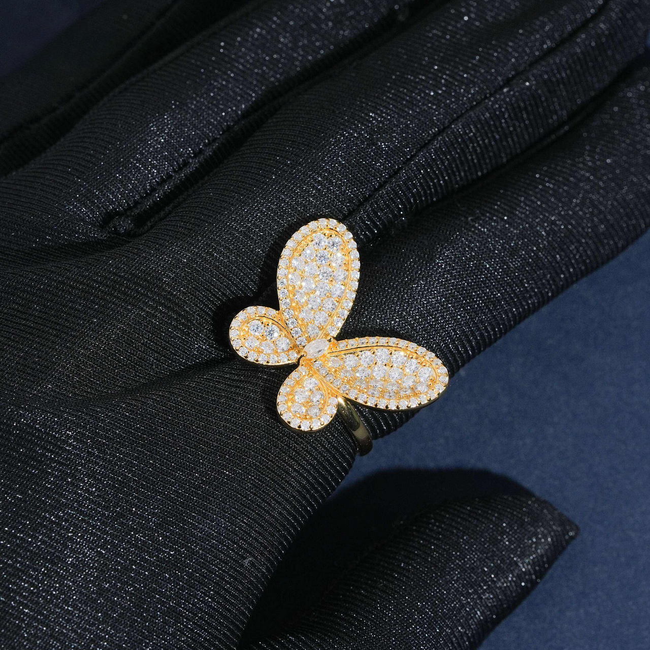 Anillo de oro de 14k con diamantes de laboratorio talla marquesa en pavé y forma de mariposa