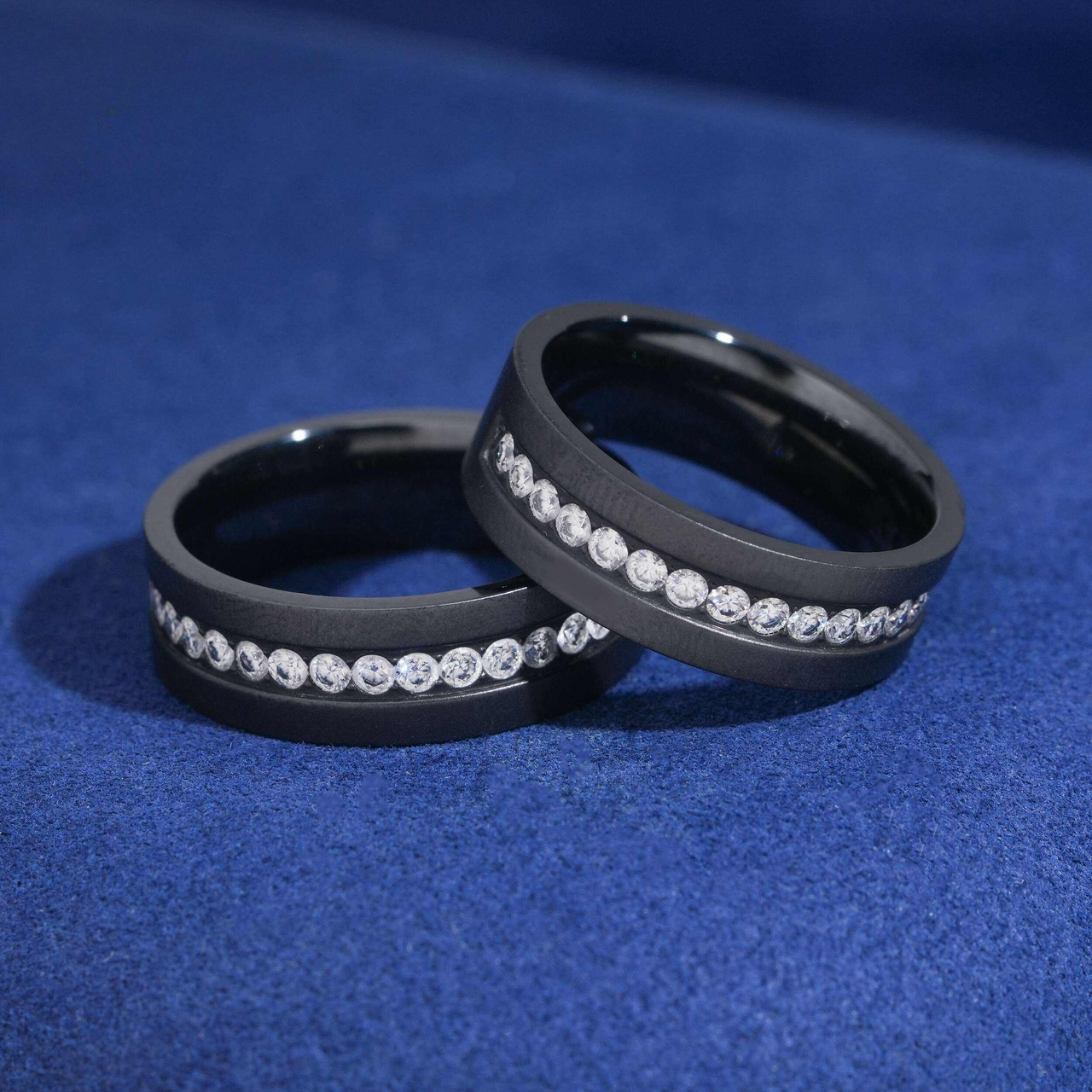 Anillo de titanio negro con diamantes de laboratorio de canal y de eternidad