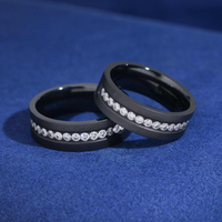 Anillo de titanio negro con diamantes de laboratorio de canal y de eternidad