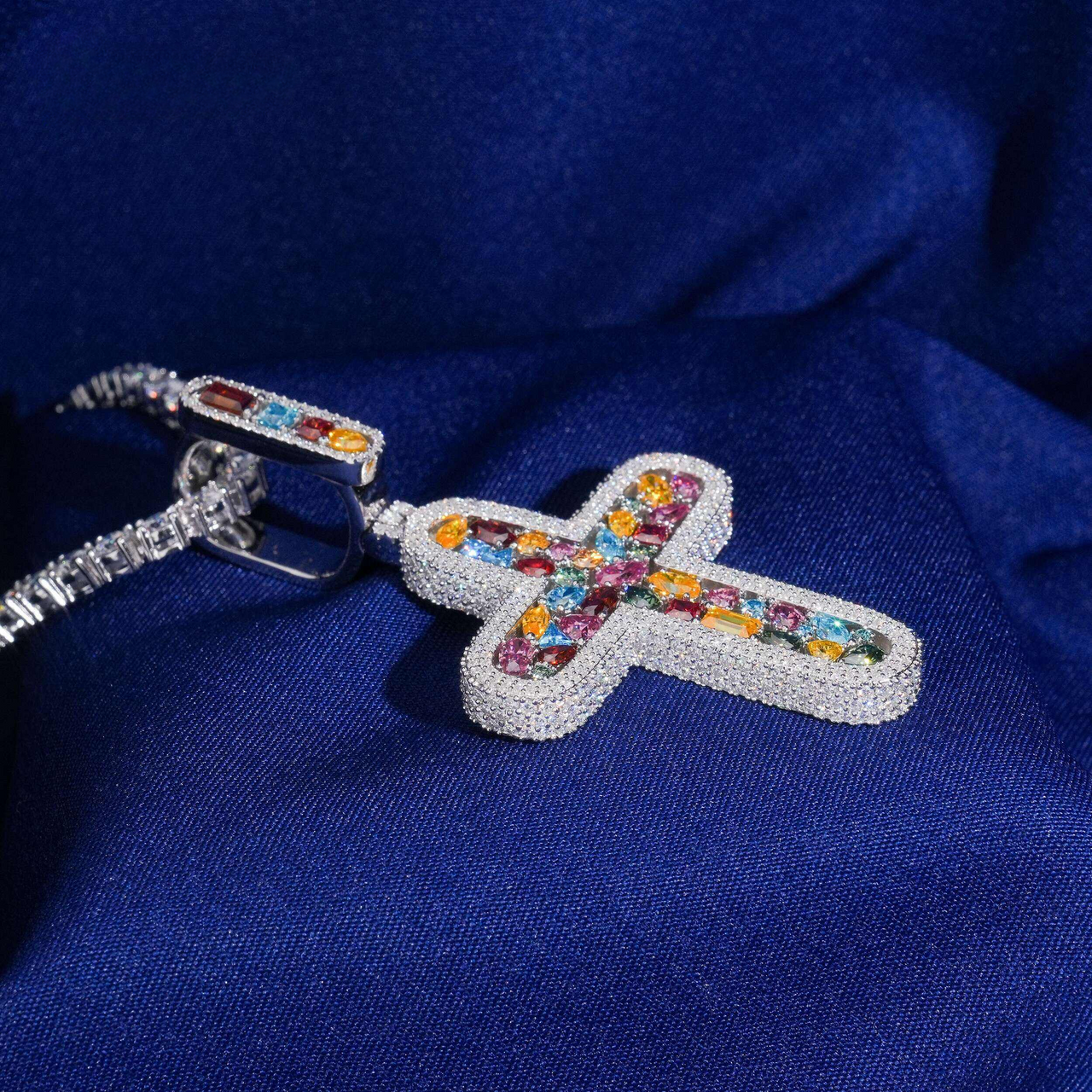Colgante de cruz multicolor con diamantes cultivados en laboratorio - Oro de 14k