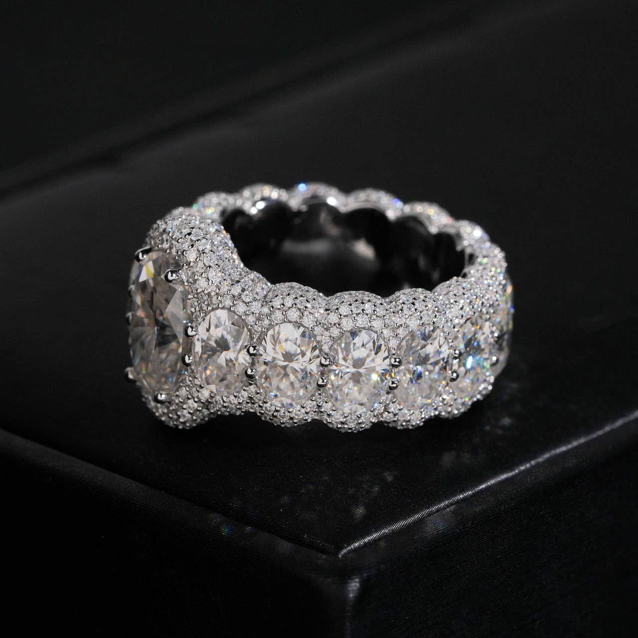 Anillo de diamante de laboratorio con halo festoneado ovalado – Oro de 14k