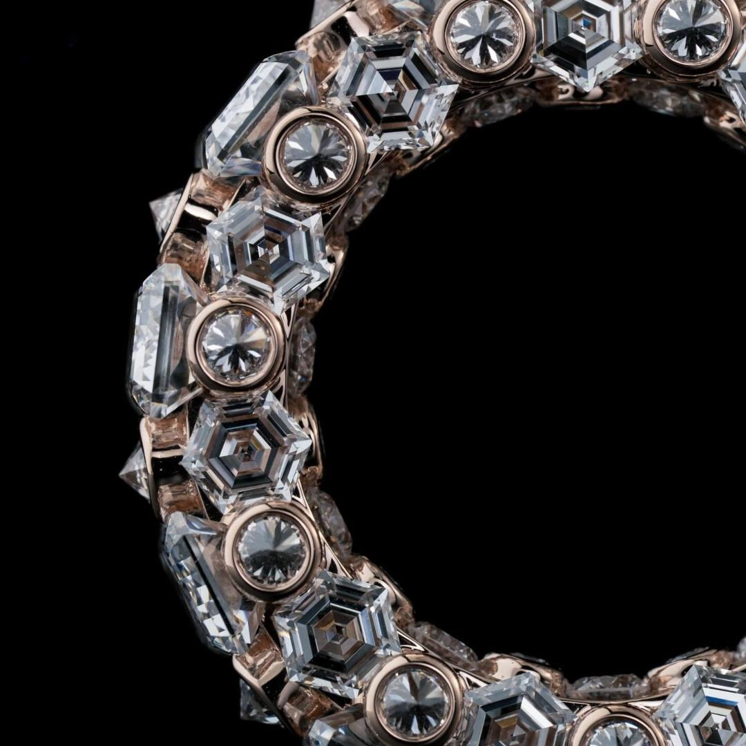 Anillo de oro de 14k con diamante de laboratorio y esmeralda hexagonal invertida
