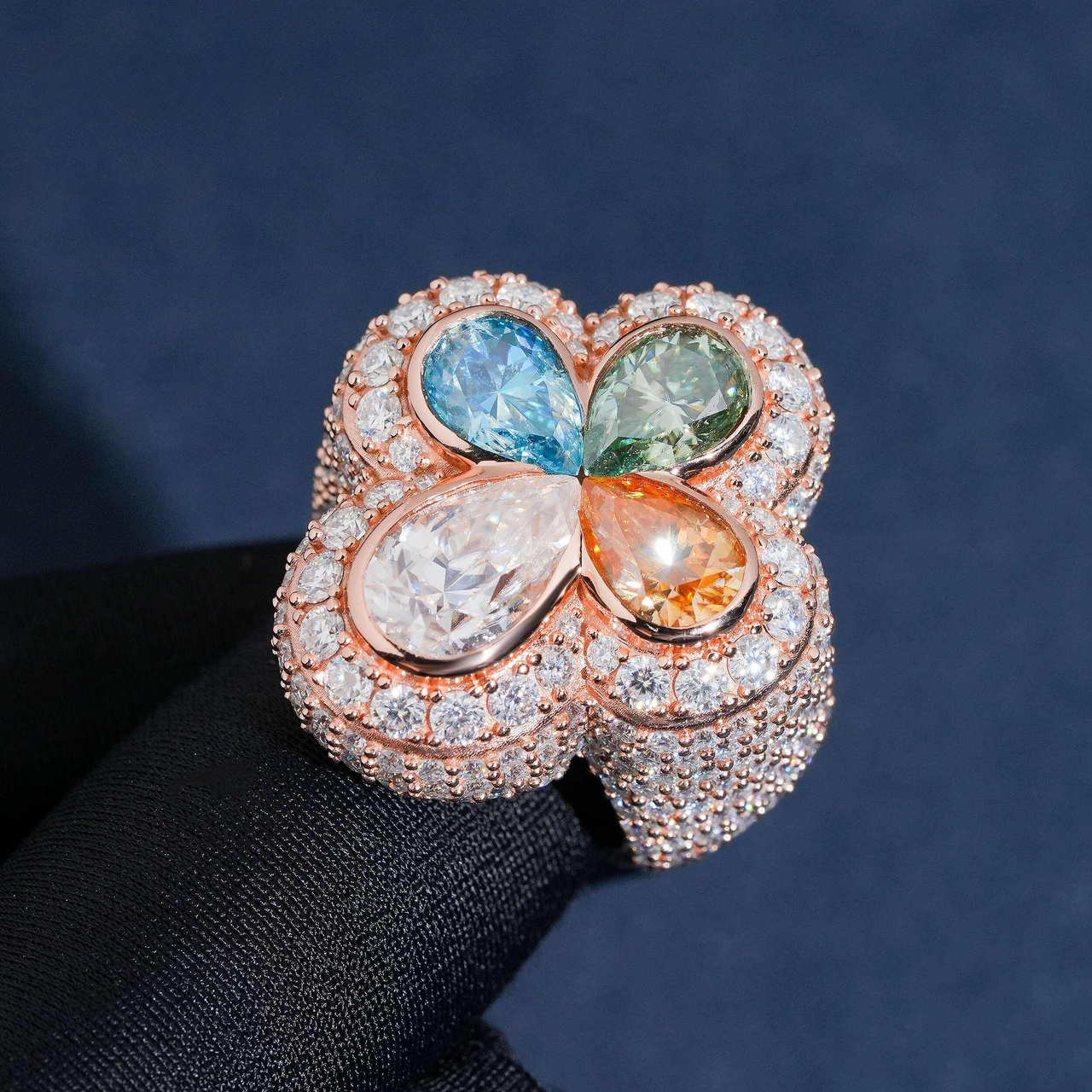 Anillo de diamantes de laboratorio trébol de cuatro hojas multicolor – Oro de 14k