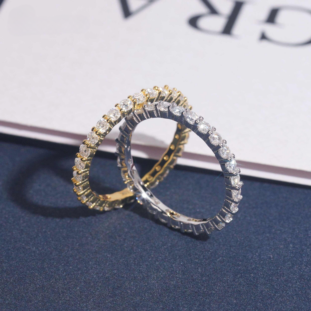 Anillo de eternidad de una sola fila con diamantes de laboratorio redondos – Oro de 14k