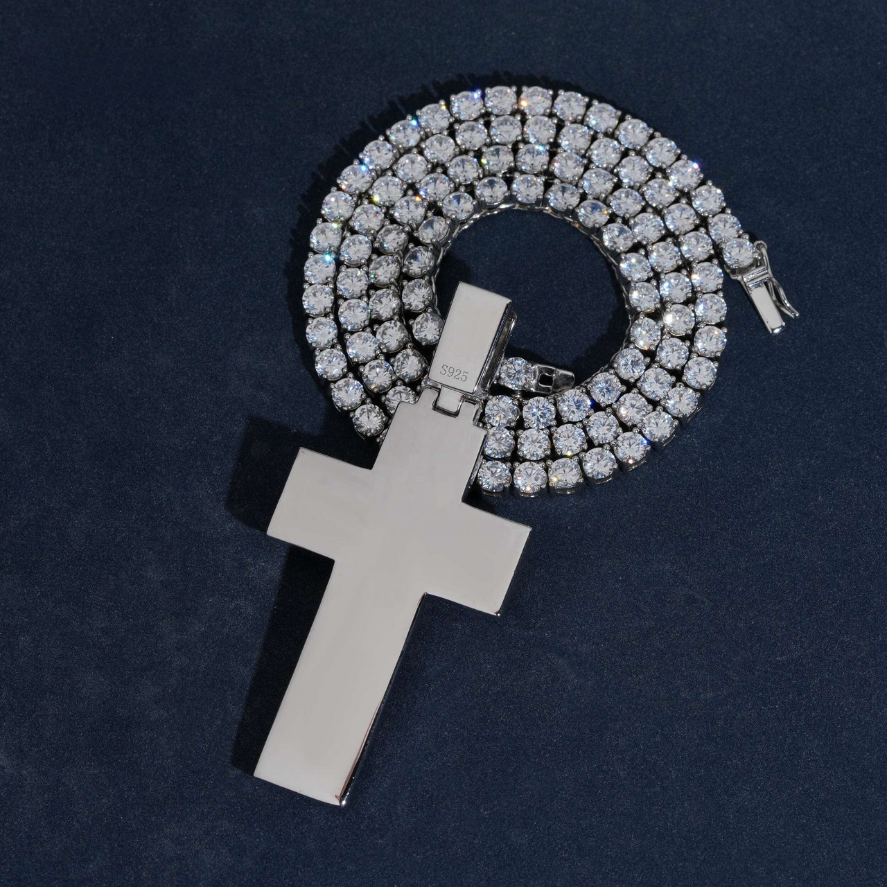 Colgante cruz de baguette maciza con diamantes de laboratorio – Oro de 14k
