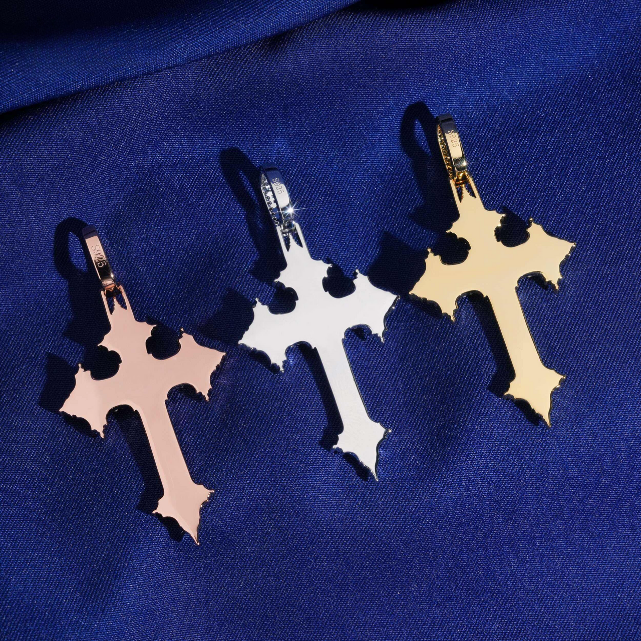 Dije de cruz con baguettes ornamentados de oro de 14k y diamantes de laboratorio sólidos