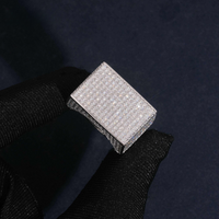 Anillo de oro de 14k con diamante de laboratorio y pavé rectangular