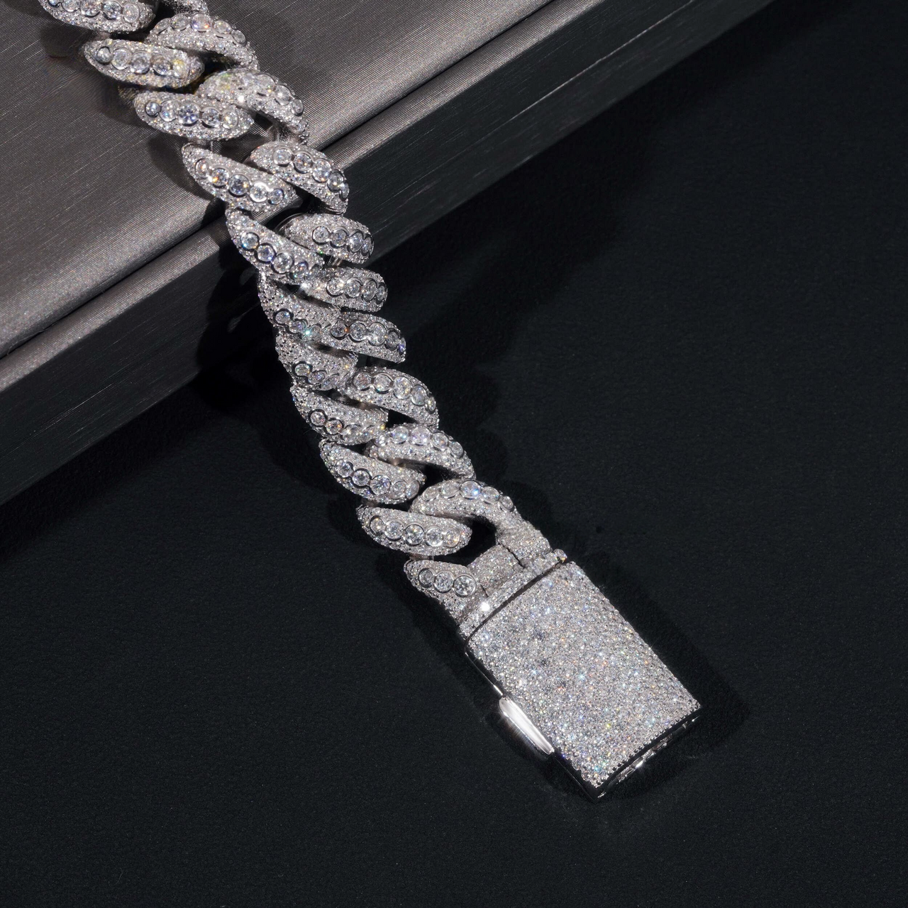 Pulsera de eslabones cubanos con diamantes de laboratorio y piedras redondas pesadas – Oro de 14k
