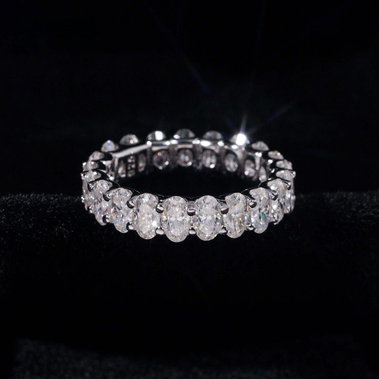 Anillo de oro de 14k con diamantes de laboratorio talla oval y pavé, estilo eternity