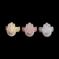 Anillo con diamantes de laboratorio tipo baguette y pavé con diseño de mano de Fátima – Oro de 14k