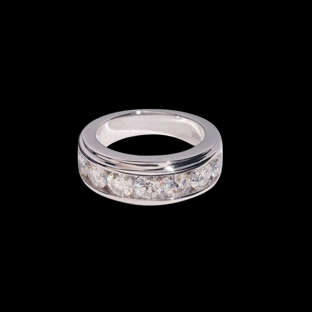 Anillo de eternidad redondo con diamantes de laboratorio engastados en canal – Oro de 14k