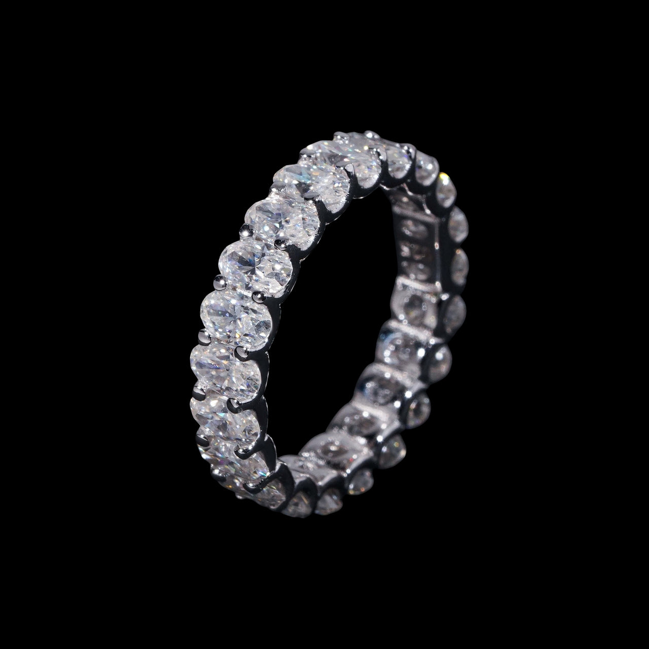 Anillo de oro de 14k con diamantes de laboratorio talla oval y pavé, estilo eternity