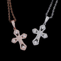 Colgante Cruz Tallada Princesa con Diamante de Laboratorio – Oro de 14k