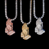 Colgante Manos Orando con Diamantes Creados en Laboratorio – Oro de 14k