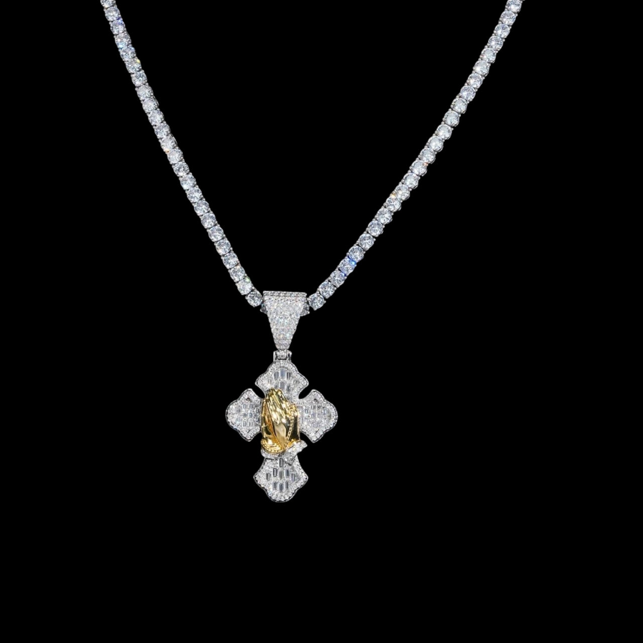 Colgante Cruz Manos Orando con Diamante de Laboratorio – Oro de 14k