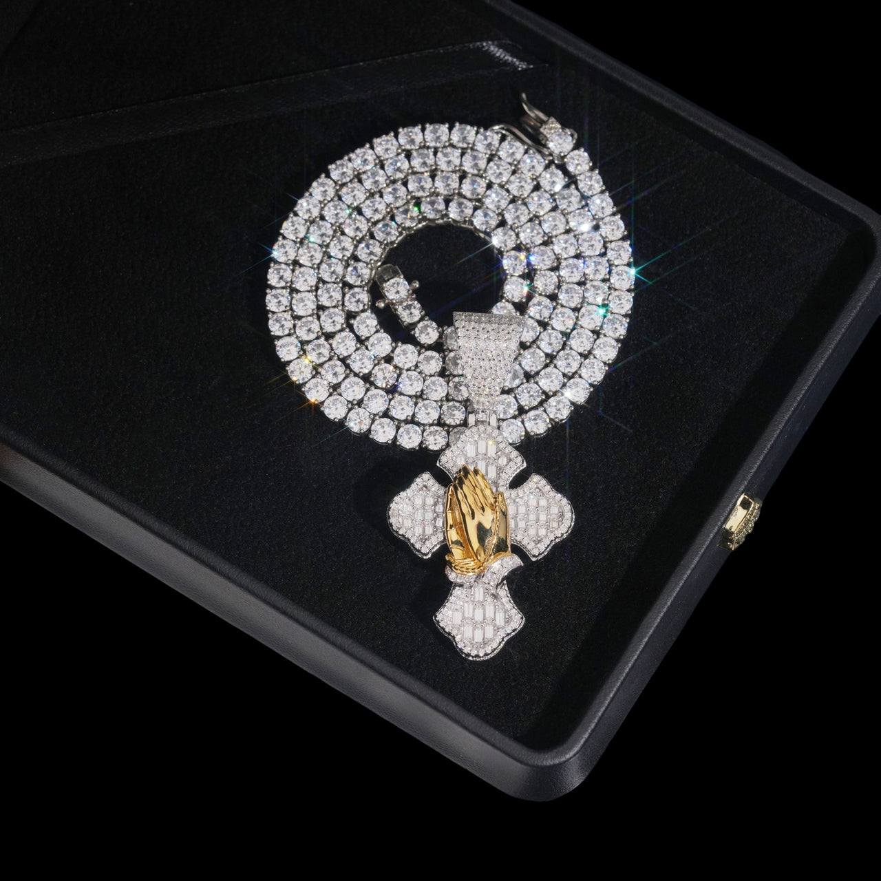 Colgante Cruz Manos Orando con Diamante de Laboratorio – Oro de 14k