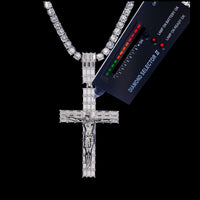 Colgante Crucifijo Jesús con Diamantes de Laboratorio Baguette – Oro de 14k