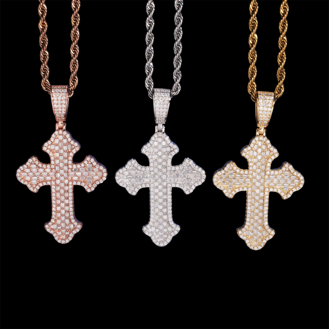 Colgante Cruz de Baguette Ornamentada con Diamantes de Laboratorio – Oro de 14k