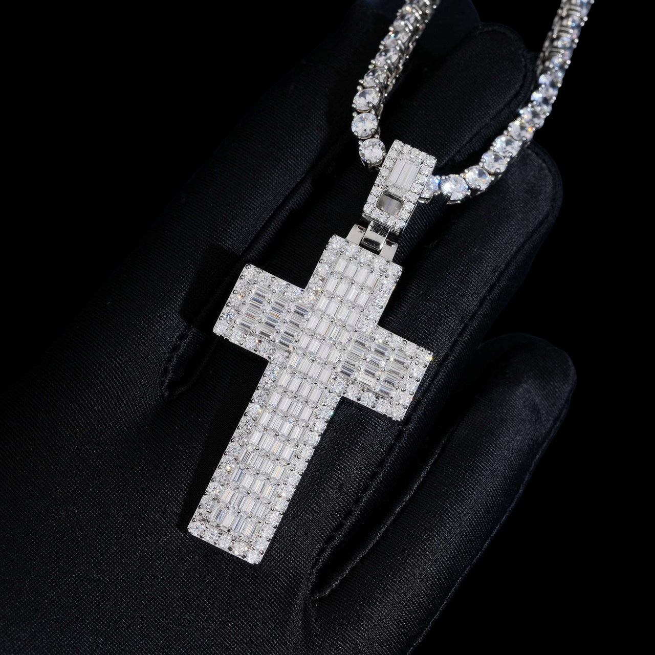 Colgante cruz de baguette maciza con diamantes de laboratorio – Oro de 14k