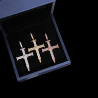 Colgante de cruz con espada y diamantes de laboratorio – Oro de 14k