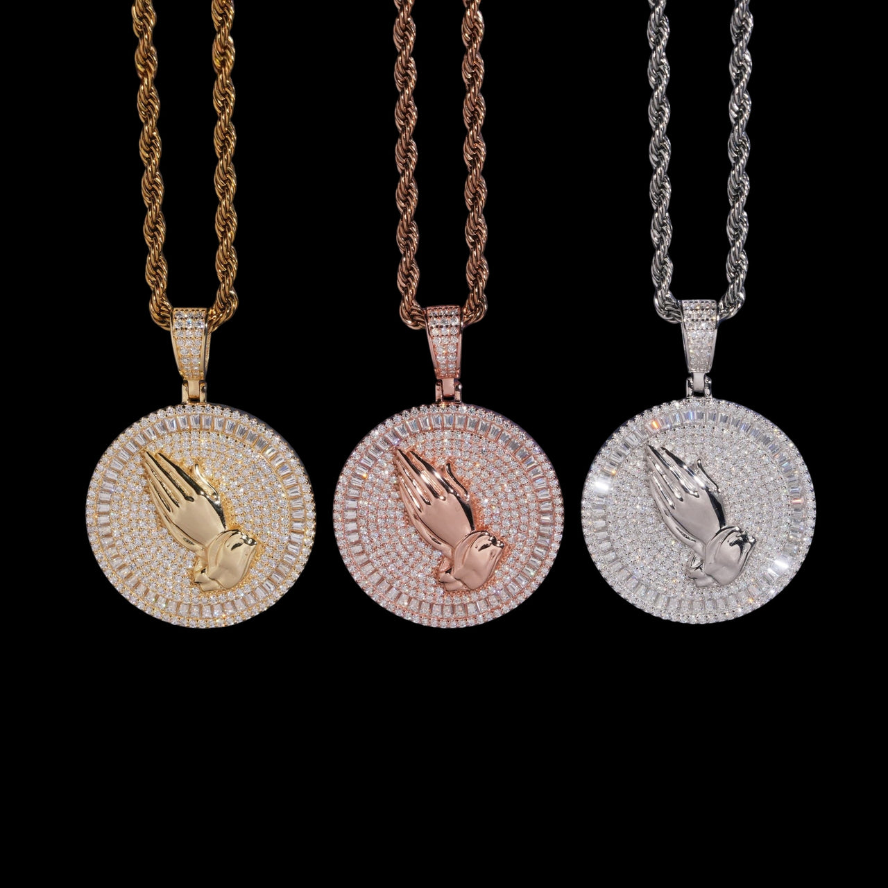 Colgante redondo de manos orando con diamantes de laboratorio – Oro de 14k