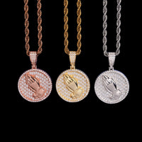 Dije Redondo Manos Orando con Diamante Creado en Laboratorio – Oro de 14k