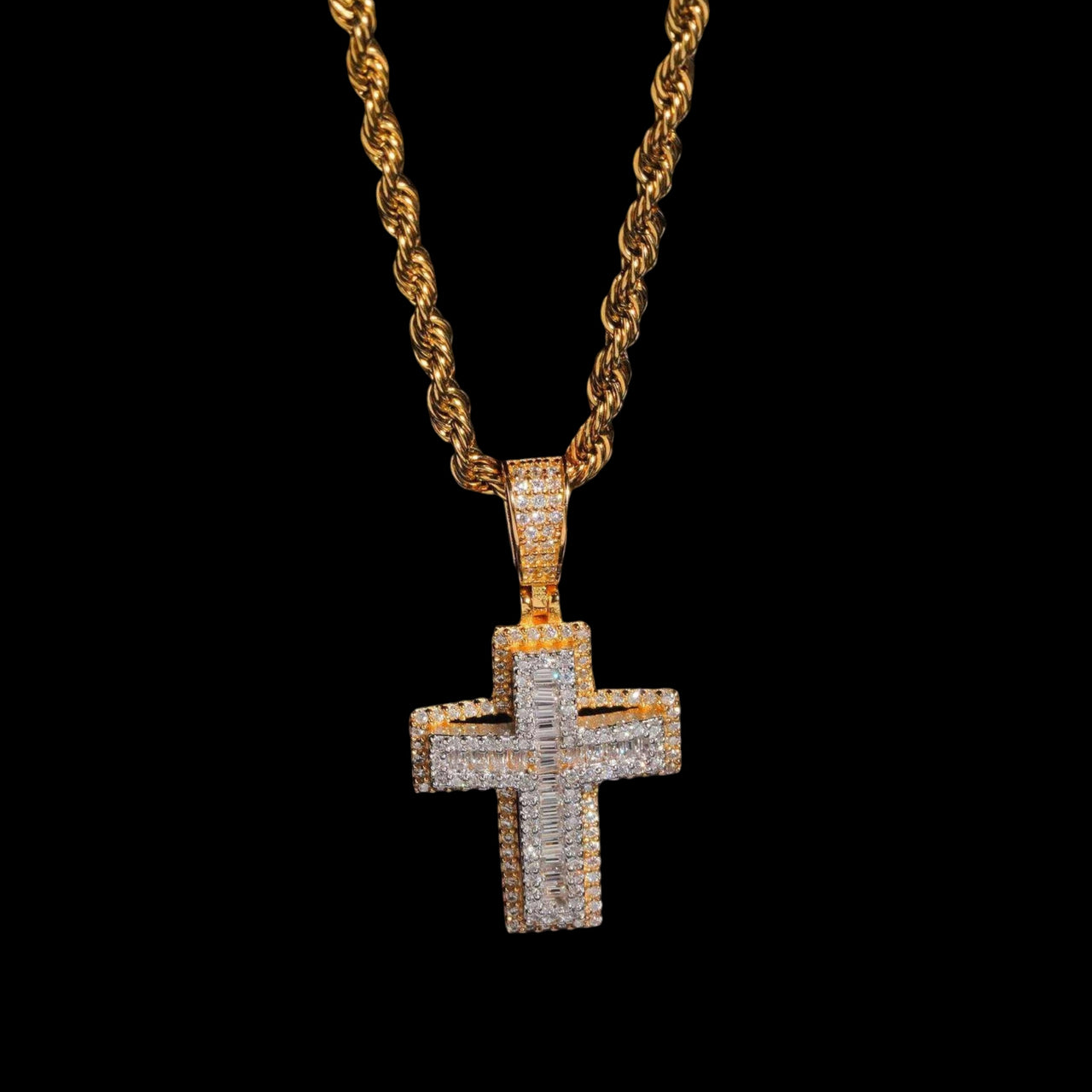 Colgante de cruz ornamentado con diamantes de laboratorio talla baguette y brillante – Oro de 14k