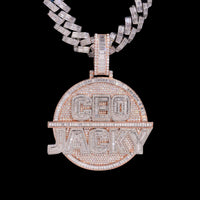 Colgante de Medallón Redondo Personalizado Pesado de 2.5 Pulgadas con Diamante de Laboratorio – Oro de 14k
