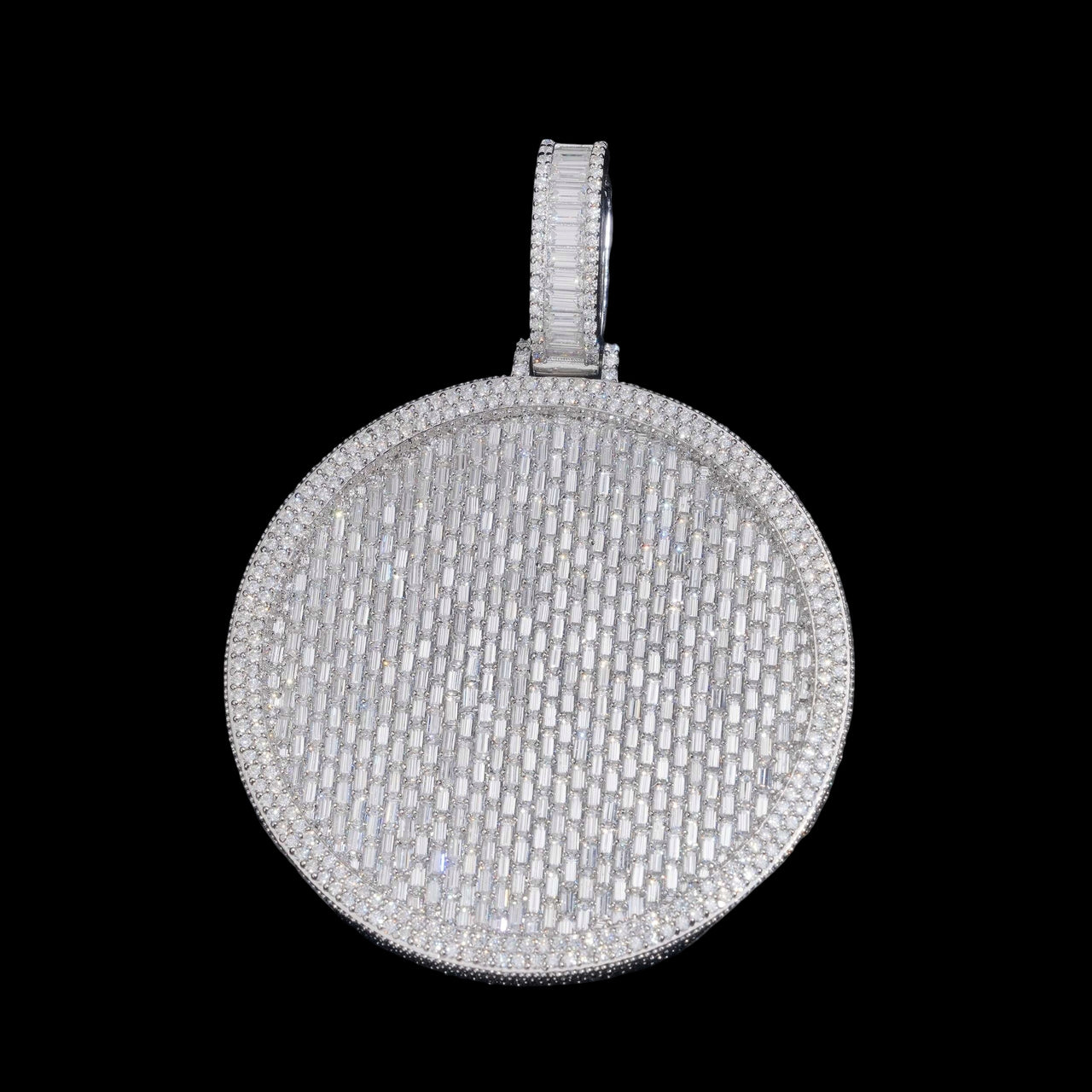 Colgante redondo pesado con diamantes de laboratorio talla baguette – Oro de 14k