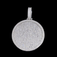 Colgante redondo pesado con diamantes de laboratorio talla baguette – Oro de 14k