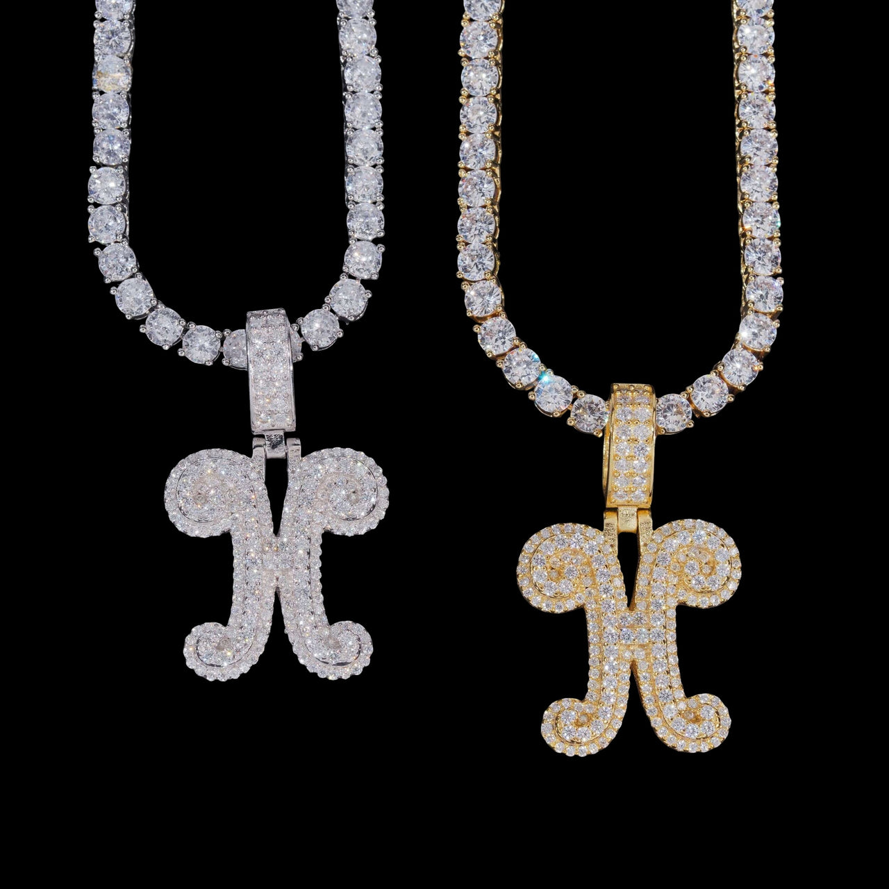 Colgante de oro de 14k con letra de escritura ornamentada y diamante de laboratorio