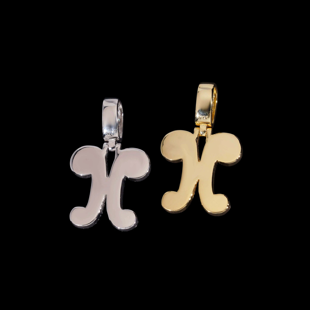 Colgante de oro de 14k con letra de escritura ornamentada y diamante de laboratorio