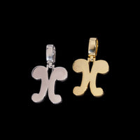 Colgante de oro de 14k con letra de escritura ornamentada y diamante de laboratorio