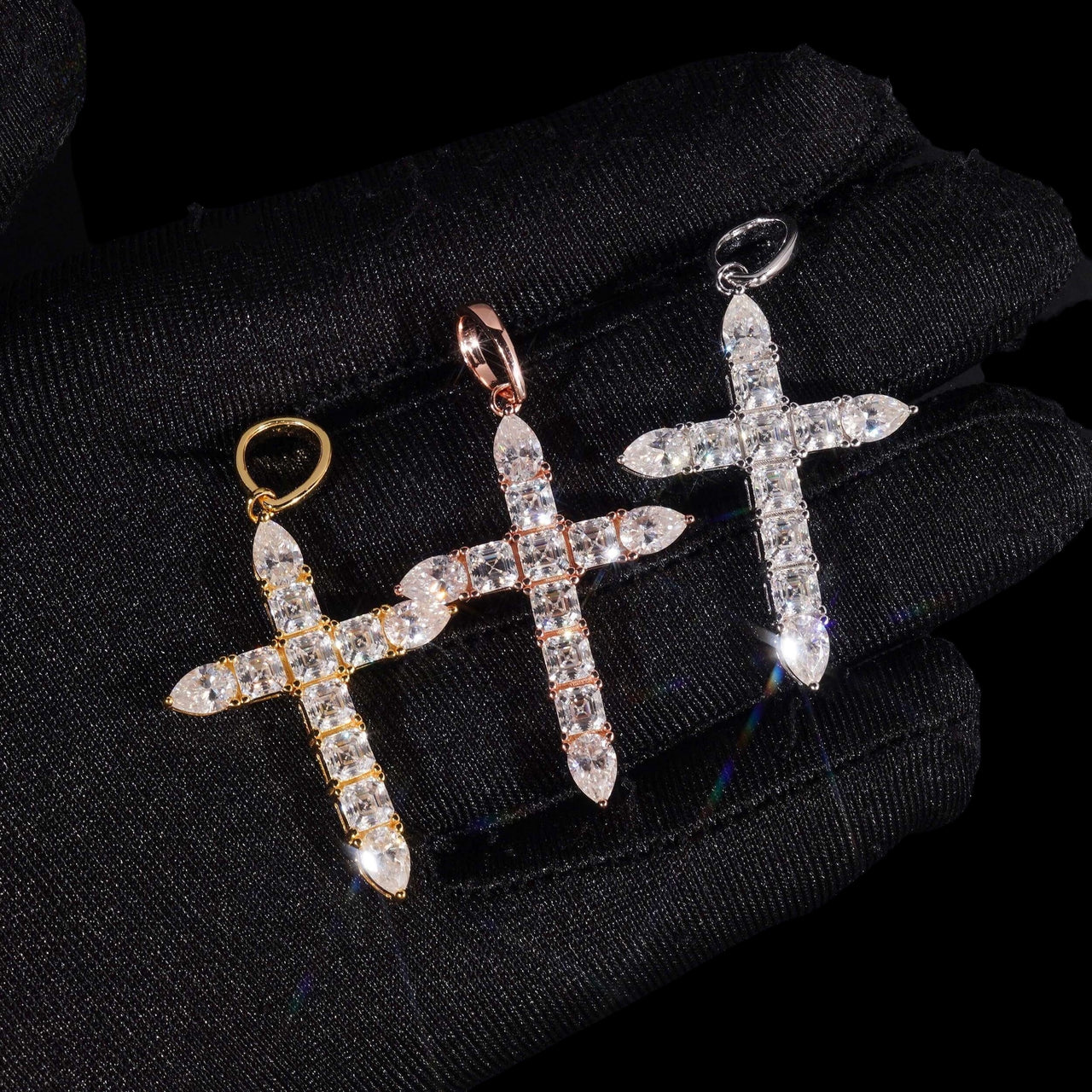 Colgante Cruz de Diamantes Cultivados Talla Asscher y Pera – Oro de 14k