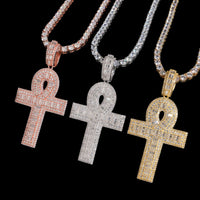 Colgante Ankh de Oro de 14k con Diamantes de Laboratorio de Talla Redonda y Baguette