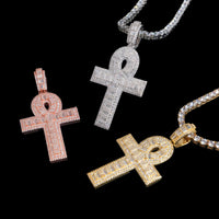 Colgante Ankh de Oro de 14k con Diamantes de Laboratorio de Talla Redonda y Baguette