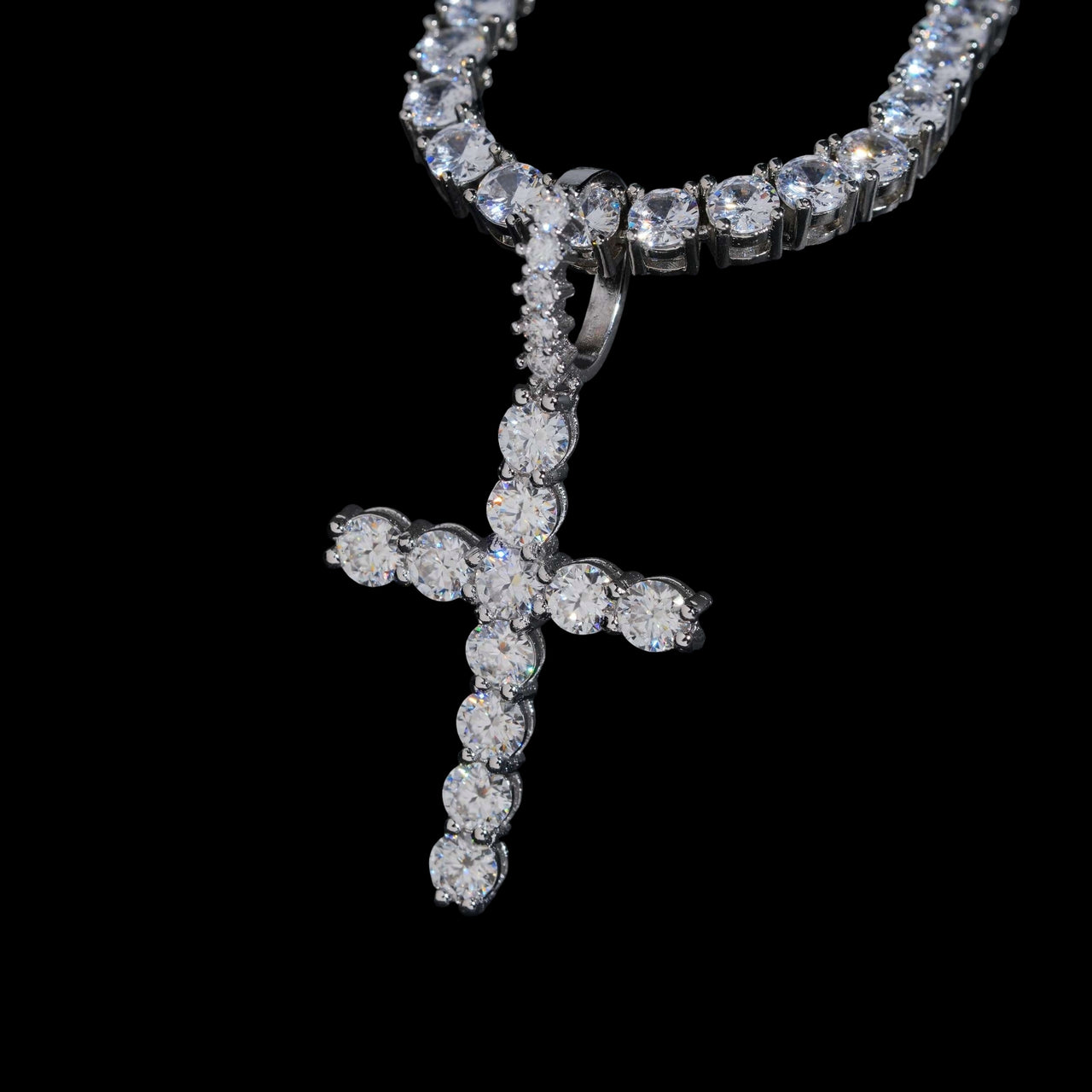 Colgante Grande de Cruz con Puntero de Diamante de Laboratorio – Oro de 14k