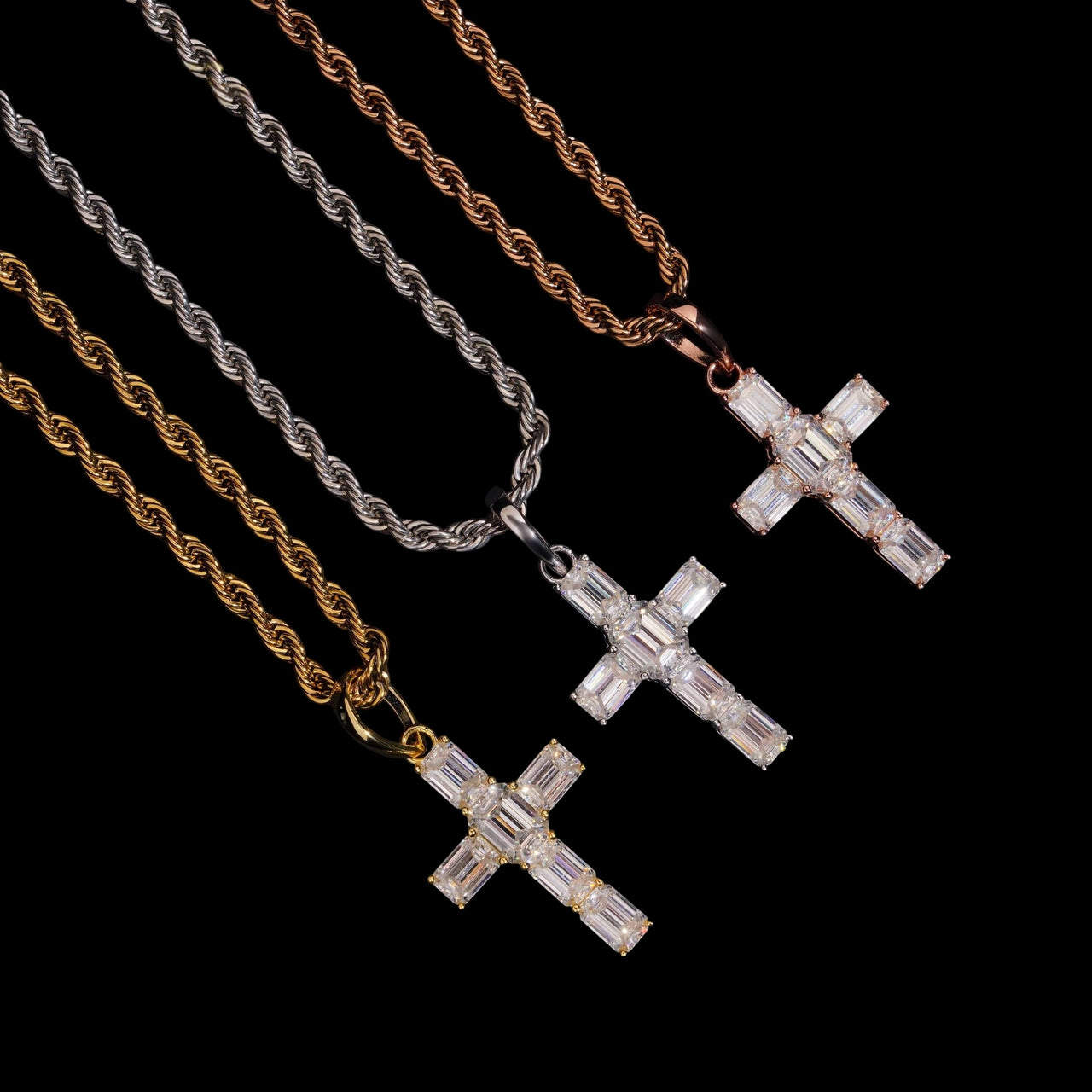 Colgante de cruz de corte esmeralda con diamante de laboratorio – Oro de 14k