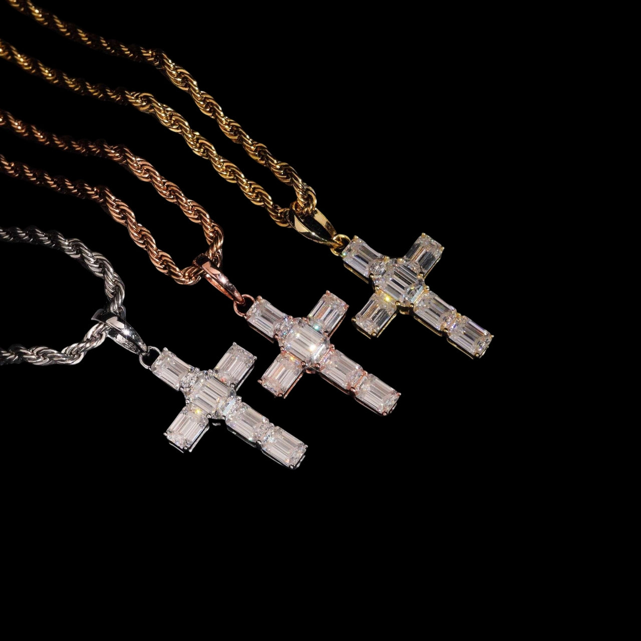 Colgante de cruz de corte esmeralda con diamante de laboratorio – Oro de 14k