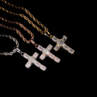 Colgante de cruz de corte esmeralda con diamante de laboratorio – Oro de 14k