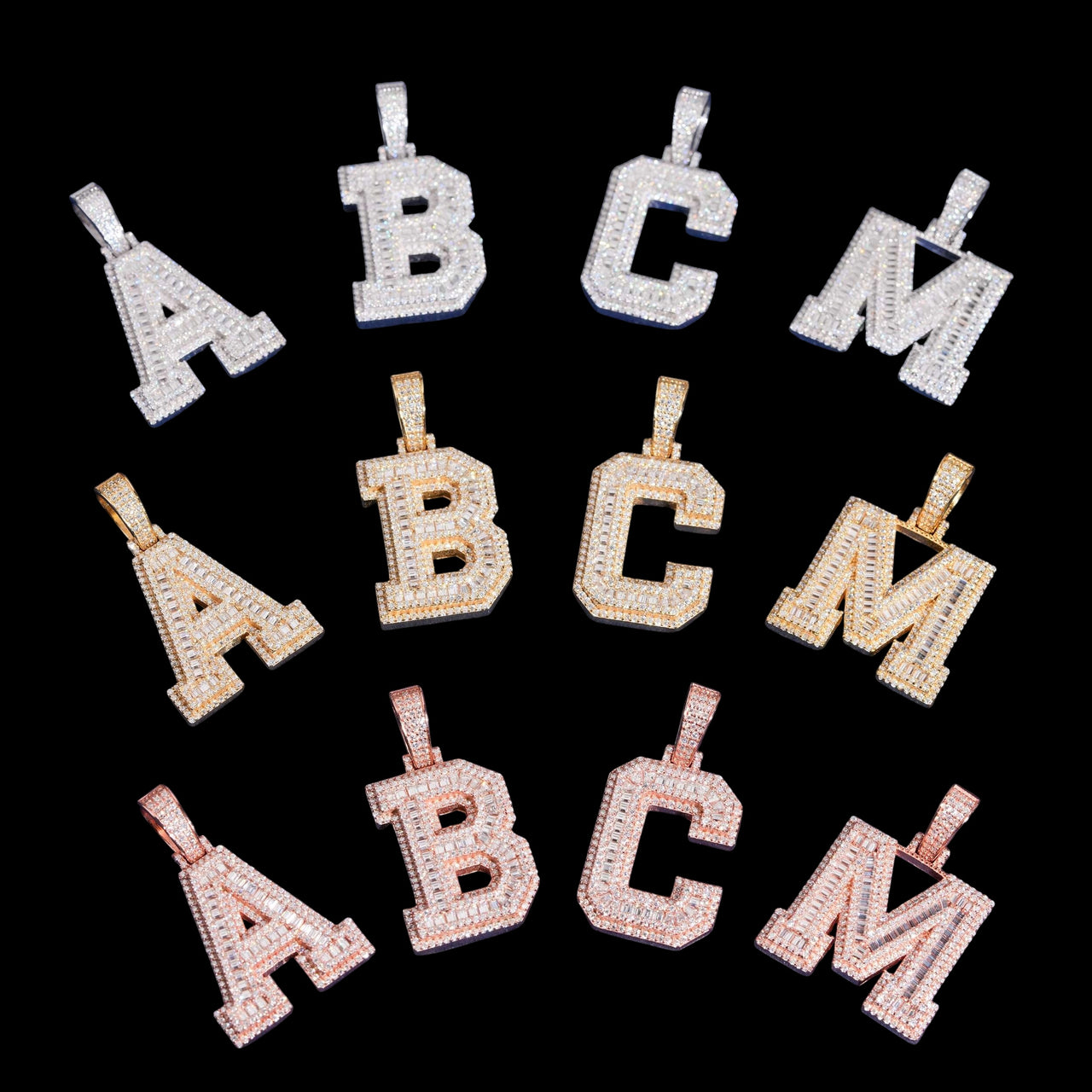 Colgante de letras con diamantes de laboratorio talla baguette – Oro de 14k