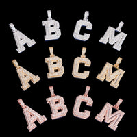 Colgante de letras con diamantes de laboratorio talla baguette – Oro de 14k