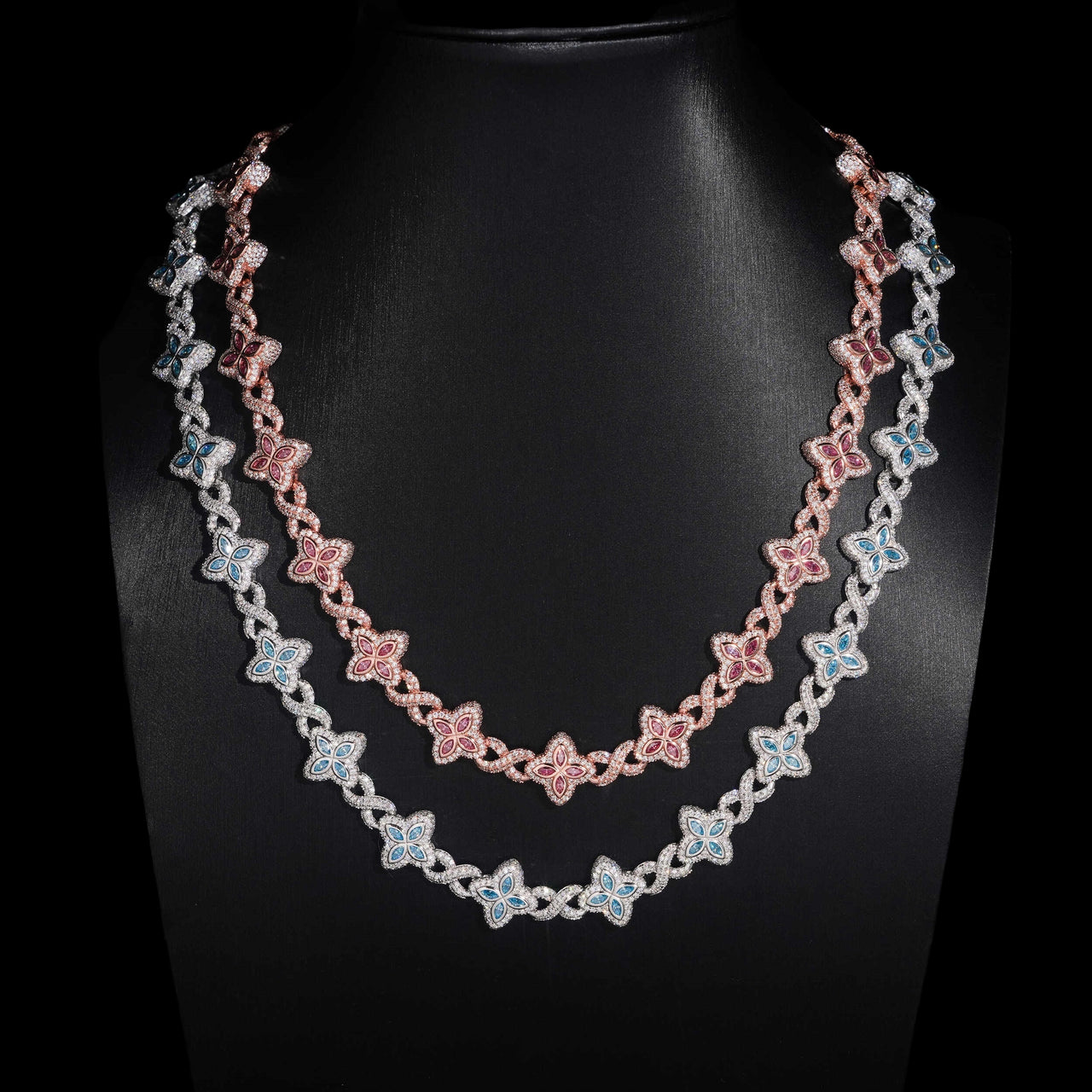 Collar Trébol Floral Pavé Azul y Rosa – Oro de 14k Moissanita