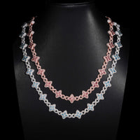 Collar Trébol Floral Pavé Azul y Rosa – Oro de 14k Moissanita