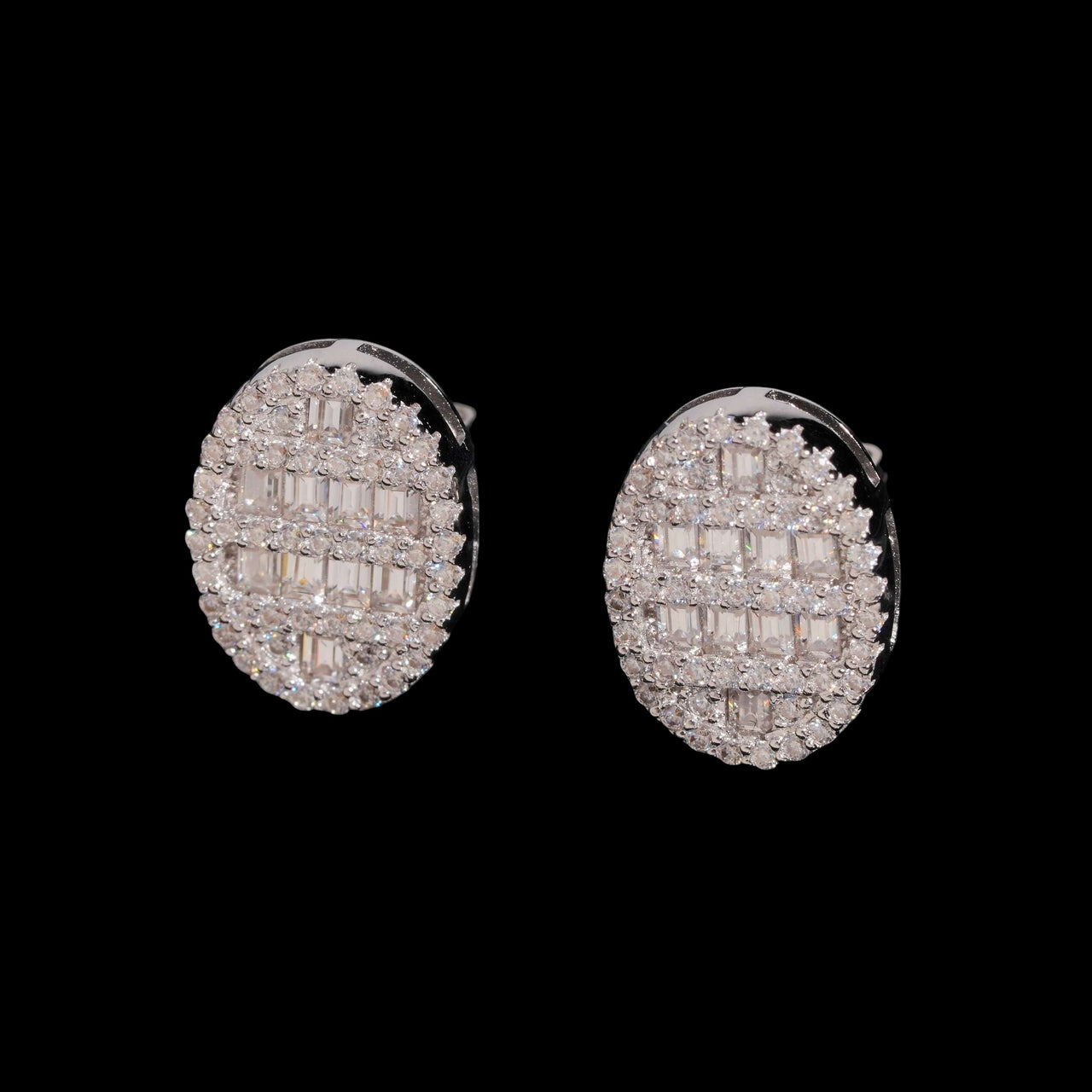 Aretes tipo dormilona con forma de óvalo y baguette en racimo de diamantes de laboratorio – Oro de 14k