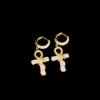 Pendientes de aro con serpiente Ankh y diamantes de laboratorio – Oro de 14k