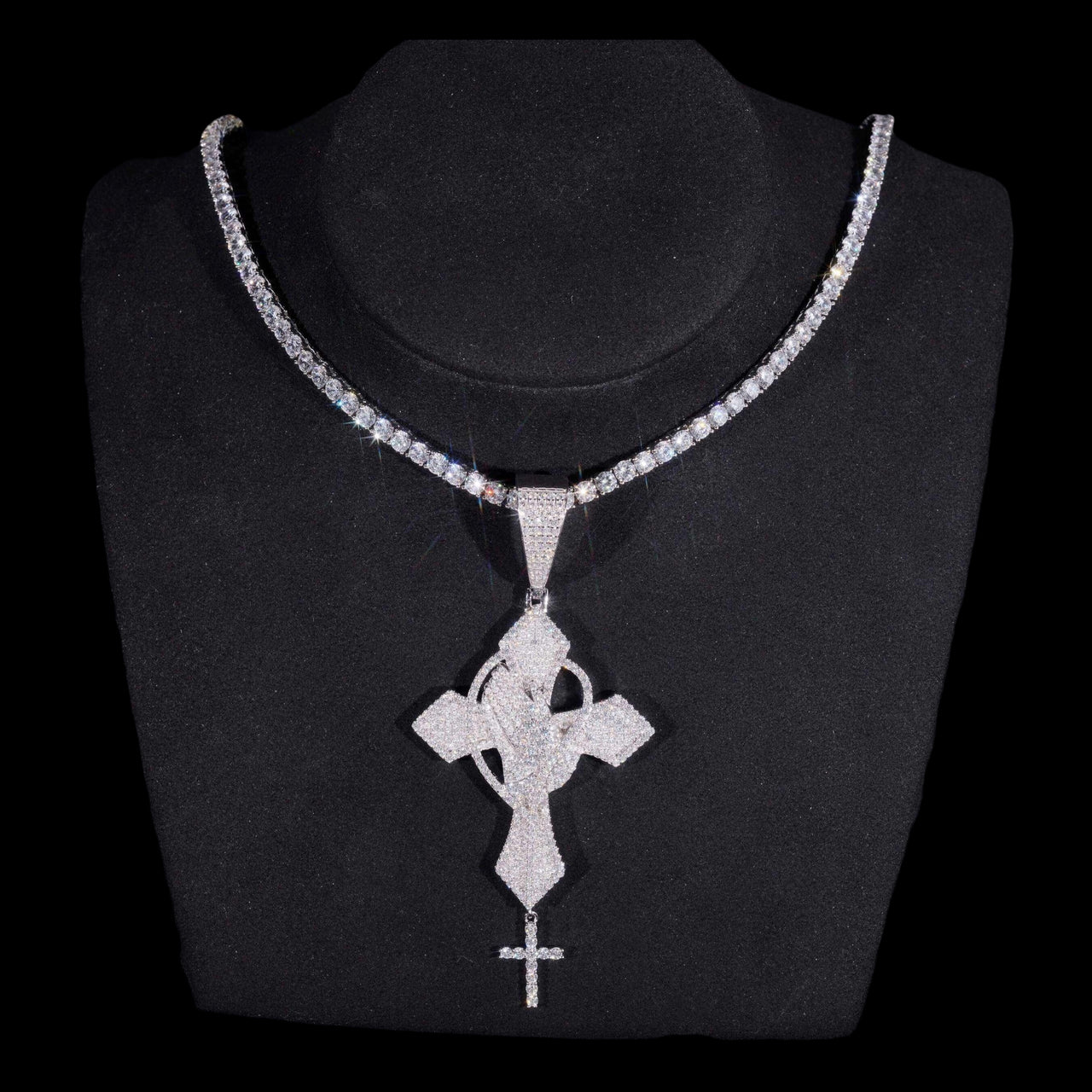 Colgante Cruz Manos Orando con Diamantes de Laboratorio – Oro de 14k