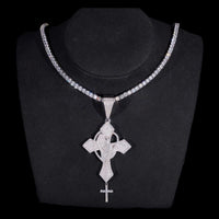 Colgante Cruz Manos Orando con Diamantes de Laboratorio – Oro de 14k
